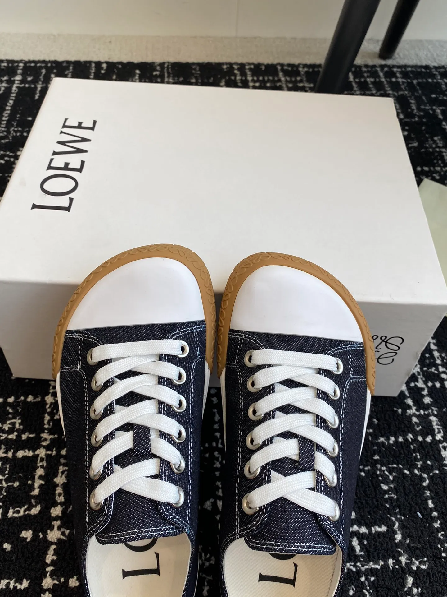 👟👟Ex-factory price 560👟👟 LOEWE 24ss new autumn and winter Terra Vulca lace-up sports shoes, large-toe vulcanized shoes, with vulcanized rubber soles and asymmetrical thick toes, wide last style, decorated with LOEWE logo label on the quarter *Anagram embossed outsole and upper high ZP customization, original material, imported canvas, outsole: ZP mold custom vulcanized outsole Insole: ZP customized insole Size: #35-41 (40 41 customized, non-returnable)
